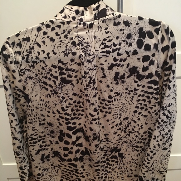 Aritzia Babaton Power Blouse size S - Picture 7 of 10